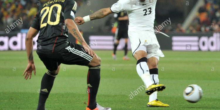 Kevin Prince Boateng (R) of Ghana vies with Jerome Boateng of Germany celebrate during the FIFA World Cup 2010 group D match between Ghana and Germany at the Soccer City Stadium in Johannesburg, South Africa 23 June 2010. Photo: Bernd Weissbrod dpa - Please refer to http://dpaq.de/FIFA-WM2010-TC