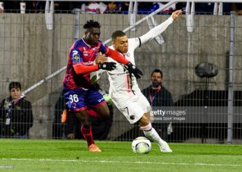 CLERMONT-FERRAND, FRANCE - APRIL 09: Alidu Seidu of Clermont Foot (L) fights for the ball with Kylian Mbappe of Paris Saint Germain (R) during the Ligue 1 Uber Eats match between Clermont Foot and Paris Saint Germain at Stade Gabriel Montpied on April 9, 2022 in Clermont-Ferrand, France. (Photo by Marcio Machado/Eurasia Sport Images/Getty Images)