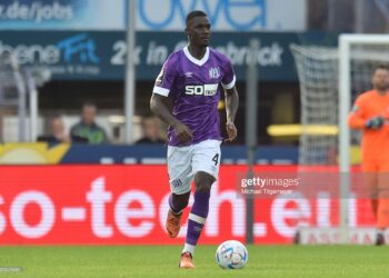 OSNABRUECK, GERMANY - JULY 22: Maxwell Gyamfi of Osnabrueck runs with the ball during a match between VfL Osnabrueck and MSV Duisburgat at Stadion an der Bremer Brücke on July 22, 2022 in Osnabrueck, Germany. (Photo by Michael Titgemeyer/Getty Images)