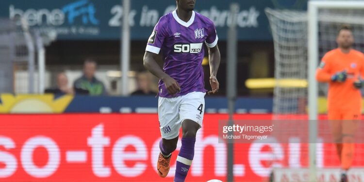 OSNABRUECK, GERMANY - JULY 22: Maxwell Gyamfi of Osnabrueck runs with the ball during a match between VfL Osnabrueck and MSV Duisburgat at Stadion an der Bremer Brücke on July 22, 2022 in Osnabrueck, Germany. (Photo by Michael Titgemeyer/Getty Images)