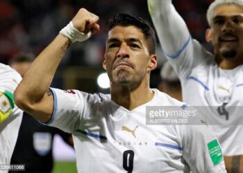 TOPSHOT - Uruguay's Luis Suarez celebrates after scoring against Chile during their South American qualification football match for the FIFA World Cup Qatar 2022 at the San Carlos de Apoquindo Stadium in Santiago on March 29, 2022. (Photo by Alberto Valdes / POOL / AFP) (Photo by ALBERTO VALDES/POOL/AFP via Getty Images)