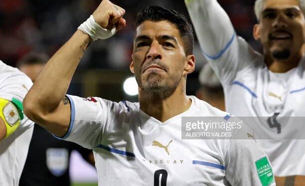 TOPSHOT - Uruguay's Luis Suarez celebrates after scoring against Chile during their South American qualification football match for the FIFA World Cup Qatar 2022 at the San Carlos de Apoquindo Stadium in Santiago on March 29, 2022. (Photo by Alberto Valdes / POOL / AFP) (Photo by ALBERTO VALDES/POOL/AFP via Getty Images)