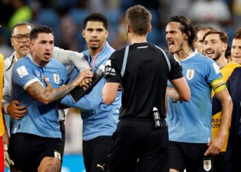 FIFA World Cup Qatar 2022 - Group H - Ghana v Uruguay - Al Janoub Stadium, Al Wakrah, Qatar - December 2, 2022 Uruguay's Jose Maria Gimenez and Edinson Cavani remonstrate with referee Daniel Siebert after the match REUTERS/John Sibley