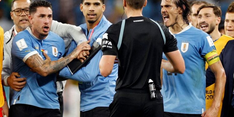 FIFA World Cup Qatar 2022 - Group H - Ghana v Uruguay - Al Janoub Stadium, Al Wakrah, Qatar - December 2, 2022 Uruguay's Jose Maria Gimenez and Edinson Cavani remonstrate with referee Daniel Siebert after the match REUTERS/John Sibley