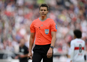 STUTTGART, GERMANY - SEPTEMBER 17: Referee Daniel Siebert in action during the Bundesliga match between VfB Stuttgart and Eintracht Frankfurt at Mercedes-Benz Arena on September 17, 2022 in Stuttgart, Germany. (Photo by Matthias Hangst/Getty Images)