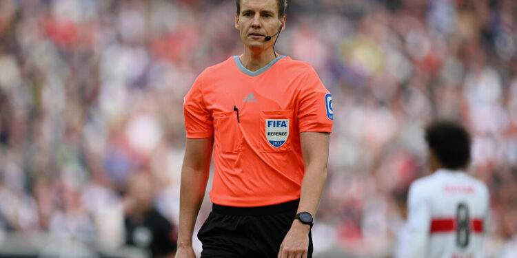 STUTTGART, GERMANY - SEPTEMBER 17: Referee Daniel Siebert in action during the Bundesliga match between VfB Stuttgart and Eintracht Frankfurt at Mercedes-Benz Arena on September 17, 2022 in Stuttgart, Germany. (Photo by Matthias Hangst/Getty Images)