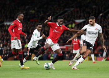MANCHESTER, ENGLAND - JANUARY 10: Kobbie Mainoo of Manchester United controls the ball under pressure from Ryan Inniss of Charlton Athletic during the Carabao Cup Quarter Final match between Manchester United and Charlton Athletic at Old Trafford on January 10, 2023 in Manchester, England. (Photo by Naomi Baker/Getty Images)