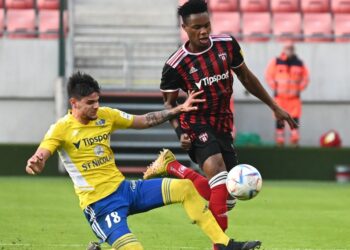 Na snímke vpravo hráè Trnavy Kelvin Boateng a hráè Michaloviec Alejandro Garcia poèas zápasu osemfinále  Slovnaft Cupu medzi FC Spartak Trnava - MFK Zemplín Michalovce v utorok 8. novembra 2022 v Trnave. FOTO TASR - Luká Grinaj