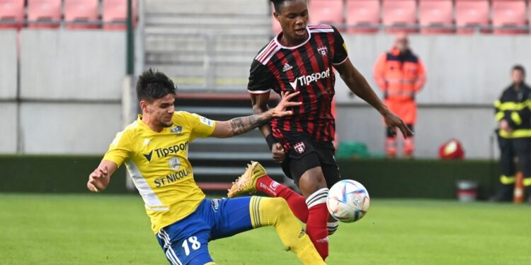 Na snímke vpravo hráè Trnavy Kelvin Boateng a hráè Michaloviec Alejandro Garcia poèas zápasu osemfinále Slovnaft Cupu medzi FC Spartak Trnava - MFK Zemplín Michalovce v utorok 8. novembra 2022 v Trnave. FOTO TASR - Luká Grinaj