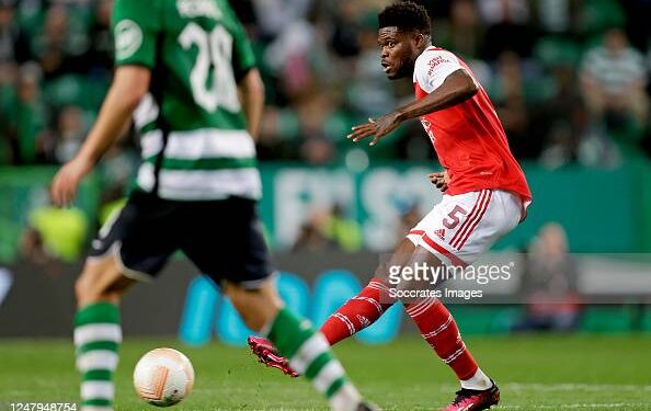 LISBON, PORTUGAL - MARCH 9: Thomas Partey of Arsenal  during the UEFA Europa League   match between Sporting CP v Arsenal at the Estadio Jose Alvalade on March 9, 2023 in Lisbon Portugal (Photo by Eric Verhoeven/Soccrates/Getty Images)