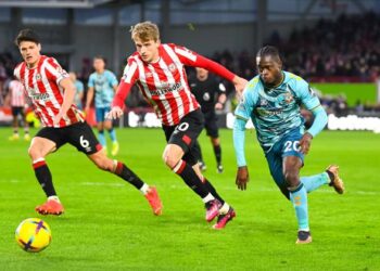 Brentford v Southampton Premier League 04/02/2023. Southampton forward Kamaldeen Sulemana 20 under pressure from Brentford midfielder Christian Norgaard 6 and Brentford defender Mads Roerslev 30 during the Premier League match between Brentford and Southampton at Gtech Community Stadium, Brentford, England on 4 February 2023. Brentford Gtech Community Stadium Greater London England Editorial use only DataCo restrictions apply See www.football-dataco.com , Copyright: xSimonxTraylenx PSI-16831-0051