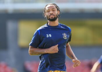 EDITORIAL USE ONLY No use with unauthorised audio, video, data, fixture lists (outside the EU), club/league logos or 'live' services. Online in-match use limited to 45 images (+15 in extra time). No use to emulate moving images. No use in betting, games or single club/league/player publications/services.
Mandatory Credit: Photo by Jez Tighe/ProSports/Shutterstock (13135535w)
Kwame Thomas (39) of Sutton United in the warm up session  during the EFL Sky Bet League 2 match between Grimsby Town FC and Sutton United at Blundell Park, Grimsby
Grimsby Town FC v Sutton United, EFL Sky Bet League 2 - 20 Aug 2022