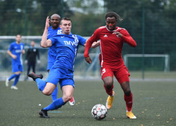 Fussball, Herren, Saison 2021/2022, NOFV Oberliga Nord 1. Spieltag, SC Staaken - Sp.Vg. Blau-Weiß 1890 Berlin, v.l. Ferris Freiwald SC Staaken, Shean Mensah Sp.Vg. Blau-Weiß 1890, 06.08. 2021, *** Football, Men, Season 2021 2022, NOFV Oberliga Nord 1 Matchday , SC Staaken Sp Vg Blau Weiß 1890 Berlin, v l Ferris Freiwald SC Staaken , Shean Mensah Sp Vg Blau Weiß 1890 , 06 08 2021, Copyright: xSebastianxRäppold/MatthiasxKochx