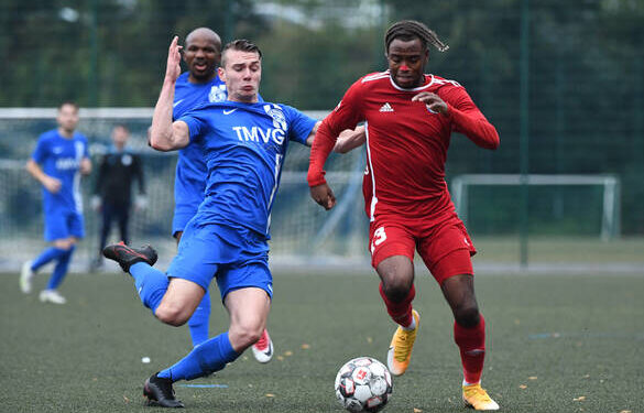 Fussball, Herren, Saison 2021/2022, NOFV Oberliga Nord 1. Spieltag, SC Staaken - Sp.Vg. Blau-Weiß 1890 Berlin, v.l. Ferris Freiwald SC Staaken, Shean Mensah Sp.Vg. Blau-Weiß 1890, 06.08. 2021, *** Football, Men, Season 2021 2022, NOFV Oberliga Nord 1 Matchday , SC Staaken Sp Vg Blau Weiß 1890 Berlin, v l Ferris Freiwald SC Staaken , Shean Mensah Sp Vg Blau Weiß 1890 , 06 08 2021, Copyright: xSebastianxRäppold/MatthiasxKochx