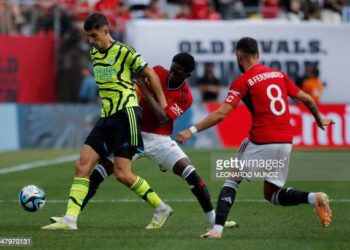 Kobbie Mainoo (C) and Bruno Fernades (8) of Manchester United fight for the ball with Kai Havertz (L) of Arsenal during the friendly football match between Manchester United and Arsenal at MetLife Stadium in East Rutherford, New Jersey, on July 22, 2023. (Photo by Leonardo Munoz / AFP) (Photo by LEONARDO MUNOZ/AFP via Getty Images)