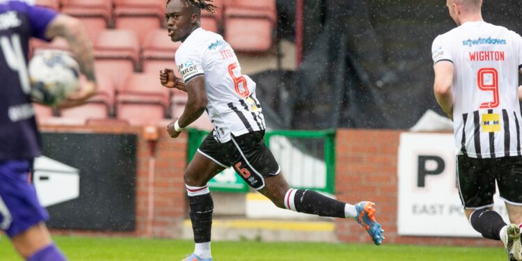 Ewan Otoo celebrates debut goal for Dunfermline Athletic