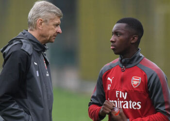 ST ALBANS, ENGLAND - OCTOBER 23: Arsenal manager Arsene Wenger talks with Eddie Nketiah during a training session at London Colney on October 23, 2017 in St Albans, England. (Photo by Stuart MacFarlane/Arsenal FC via Getty Images)