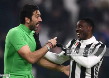 TOPSHOT - Juventus' midfielder Kwadwo Asamoah from Ghana (R) chats with Juventus' goalkeeper Gianluigi Buffon during the Italian Tim Cup football match between Juventus and Atalanta at the 'Allianz Stadium' in Turin on February 28, 2018. / AFP PHOTO / MARCO BERTORELLO        (Photo credit should read MARCO BERTORELLO/AFP via Getty Images)