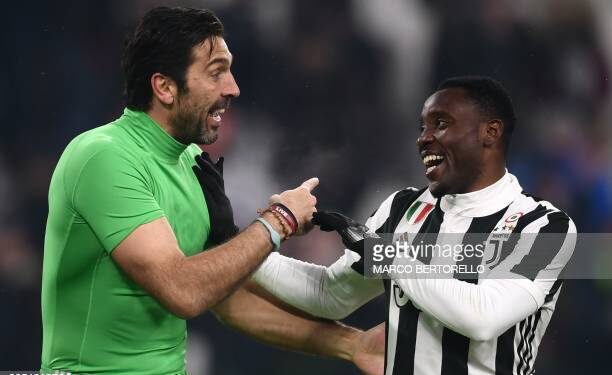 TOPSHOT - Juventus' midfielder Kwadwo Asamoah from Ghana (R) chats with Juventus' goalkeeper Gianluigi Buffon during the Italian Tim Cup football match between Juventus and Atalanta at the 'Allianz Stadium' in Turin on February 28, 2018. / AFP PHOTO / MARCO BERTORELLO        (Photo credit should read MARCO BERTORELLO/AFP via Getty Images)