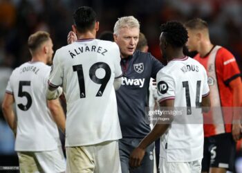 LUTON, ENGLAND - SEPTEMBER 01: David Moyes, Manager of West Ham United, celebrates victory with Edson Alvarez and Mohammed Kudus of West Ham United after the Premier League match between Luton Town and West Ham United at Kenilworth Road on September 01, 2023 in Luton, England. (Photo by David Rogers/Getty Images)