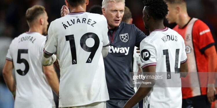 LUTON, ENGLAND - SEPTEMBER 01: David Moyes, Manager of West Ham United, celebrates victory with Edson Alvarez and Mohammed Kudus of West Ham United after the Premier League match between Luton Town and West Ham United at Kenilworth Road on September 01, 2023 in Luton, England. (Photo by David Rogers/Getty Images)