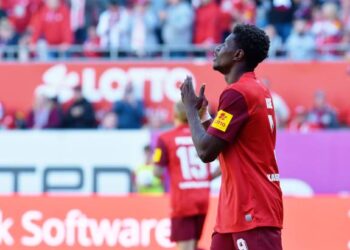 Fussball - 2. Bundesliga - Saison 2023/24 Kaiserslautern - Fritz-Walter-Stadion 24.09.2023 1. FC Kaiserslautern fck - Hansa Rostock hro 3:1 Ragnar ACHE 1. FC Kaiserslautern nach seinem Tor zum 3:1 Fussball - 2. Bundesliga - 1. FC Kaiserslautern *** Football 2 Bundesliga season 2023 24 Kaiserslautern Fritz Walter stadium 24 09 2023 1 FC Kaiserslautern fck Hansa Rostock hro 3 1 Ragnar ACHE 1 FC Kaiserslautern after his goal to 3 1 Football 2 Bundesliga 1 FC Kaiserslautern