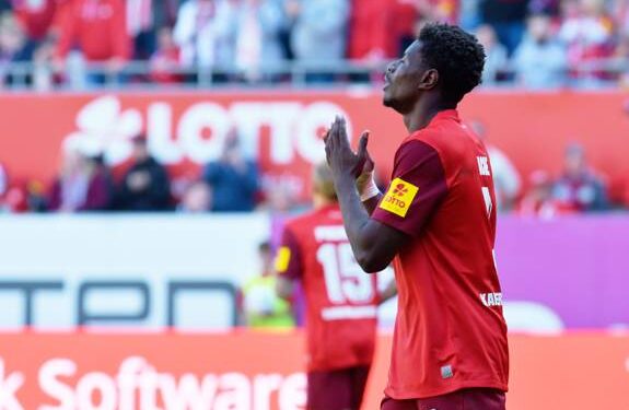 Fussball - 2. Bundesliga - Saison 2023/24 Kaiserslautern - Fritz-Walter-Stadion 24.09.2023 1. FC Kaiserslautern fck - Hansa Rostock hro 3:1 Ragnar ACHE 1. FC Kaiserslautern nach seinem Tor zum 3:1 Fussball - 2. Bundesliga - 1. FC Kaiserslautern *** Football 2 Bundesliga season 2023 24 Kaiserslautern Fritz Walter stadium 24 09 2023 1 FC Kaiserslautern fck Hansa Rostock hro 3 1 Ragnar ACHE 1 FC Kaiserslautern after his goal to 3 1 Football 2 Bundesliga 1 FC Kaiserslautern