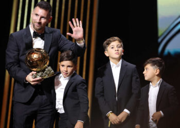 PARIS, FRANCE - OCTOBER 30: Lionel Messi and sons Thiago Messi, Mateo Messi Roccuzzo and Ciro Messi Roccuzz attend the 67th Ballon D'Or Ceremony at Theatre Du Chatelet on October 30, 2023 in Paris, France. (Photo by Pascal Le Segretain/Getty Images)