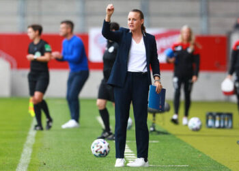 Trainerin Nora Häuptle, Haeuptle, Sand Fussball, 1. Frauen-Bundesliga, FC Bayern München vs. SC Sand 06.09.2020 FOTO: Mladen Lackovic *** Coach Nora Häuptle, Haeuptle, Sand Football, 1 Womens Bundesliga, FC Bayern Munich vs SC Sand 06 09 2020 FOTO Mladen Lackovic