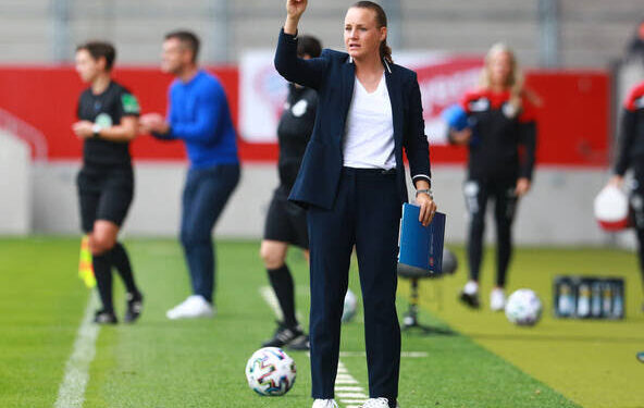 Trainerin Nora Häuptle, Haeuptle, Sand Fussball, 1. Frauen-Bundesliga, FC Bayern München vs. SC Sand 06.09.2020 FOTO: Mladen Lackovic *** Coach Nora Häuptle, Haeuptle, Sand Football, 1 Womens Bundesliga, FC Bayern Munich vs SC Sand 06 09 2020 FOTO Mladen Lackovic