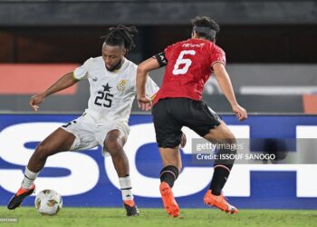Ghana's forward #25 Antoine Semenyo fights for the ball with Egypt's defender #6 Ahmed Hegazy during the Africa Cup of Nations (CAN) 2024 group B football match between Egypt and Ghana at the Felix Houphouet-Boigny Stadium in Abidjan on January 18, 2024. (Photo by Issouf SANOGO / AFP) (Photo by ISSOUF SANOGO/AFP via Getty Images)