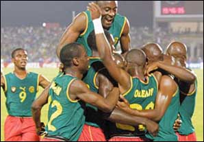 Cameroon players jubilate after Salom Olembe (20) scored against Mali 07 February 2002 during their African Nations Cup semi-final match in Bamako 07 February 2002.  AFP PHOTO FRANCK FIFE