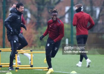 SOUTHAMPTON, ENGLAND - JANUARY 23: Manager Russell Martin (L) and Kamaldeen Sulemana of Southampton FC during a training session at the Staplewood Campus on January 23, 2024 in Southampton, England. (Photo by Matt Watson/Southampton FC via Getty Images)