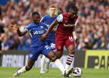 LONDON, ENGLAND - MAY 05: Mohammed Kudus of West Ham United is challenged by Moises Caicedo of Chelsea during the Premier League match between Chelsea FC and West Ham United at Stamford Bridge on May 05, 2024 in London, England. (Photo by Ryan Pierse/Getty Images)
