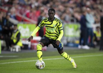 BRENTFORD, ENGLAND - SEPTEMBER 27: Charles Sagoe Jr. of Arsenal in possession during the Carabao Cup Third Round match between Brentford and Arsenal at Gtech Community Stadium on September 27, 2023 in Brentford, England. (Photo by MB Media/Getty Images)
