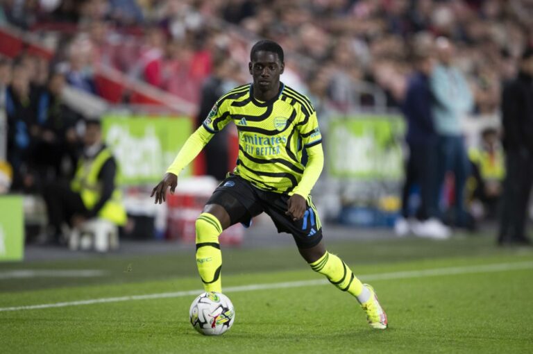 BRENTFORD, ENGLAND - SEPTEMBER 27: Charles Sagoe Jr. of Arsenal in possession during the Carabao Cup Third Round match between Brentford and Arsenal at Gtech Community Stadium on September 27, 2023 in Brentford, England. (Photo by MB Media/Getty Images)