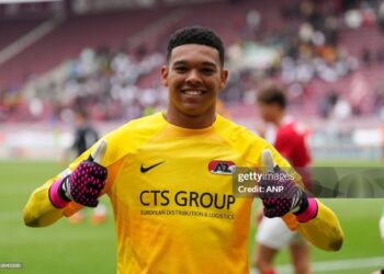 GENEVA - AZ Goalkeeper Rome-Jayden Owusu-Oduro celebrates victory during the UEFA Youth League semi-final match between Sporting CP and AZ Alkmaar at Stade de Geneve on April 21, 2023 in Geneva, Switzerland. ANP ED VAN DE POL (Photo by ANP via Getty Images)
