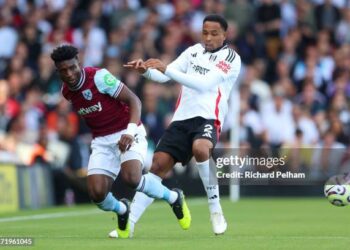 LONDON, ENGLAND - SEPTEMBER 14: Mohammed Kudus of West Ham United is challenged by Kenny Tete of Fulham during the Premier League match between Fulham FC and West Ham United FC at Craven Cottage on September 14, 2024 in London, England. (Photo by Richard Pelham/Getty Images)
