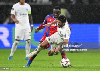 26 September 2024, Hesse, Frankfurt/Main: Soccer: Europa League, Eintracht Frankfurt - Viktoria Pilsen, preliminary round, matchday 1, Deutsche Bank Park. Frankfurt's Mahmoud Dahoud (r) and Prince Kwabena Adu from Viktoria Pilsen fight for the ball. Photo: Arne Dedert/dpa (Photo by Arne Dedert/picture alliance via Getty Images)