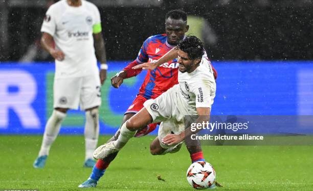 26 September 2024, Hesse, Frankfurt/Main: Soccer: Europa League, Eintracht Frankfurt - Viktoria Pilsen, preliminary round, matchday 1, Deutsche Bank Park. Frankfurt's Mahmoud Dahoud (r) and Prince Kwabena Adu from Viktoria Pilsen fight for the ball. Photo: Arne Dedert/dpa (Photo by Arne Dedert/picture alliance via Getty Images)