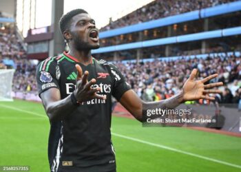 BIRMINGHAM, ENGLAND - AUGUST 24: Thomas Partey celebrates scoring the 2nd Arsenal goal during the Premier League match between Aston Villa FC and Arsenal FC at Villa Park on August 24, 2024 in Birmingham, England. (Photo by Stuart MacFarlane/Arsenal FC via Getty Images)
