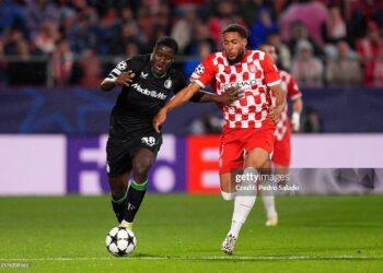 GIRONA, SPAIN - OCTOBER 02: Ibrahim Osman of Feyenoord controls the ball whilst under pressure from Arnaut Danjuma of Girona FC during the UEFA Champions League 2024/25 League Phase MD2 match between Girona FC and Feyenoord at Montilivi Stadium on October 02, 2024 in Girona, Spain. (Photo by Pedro Salado/Getty Images)