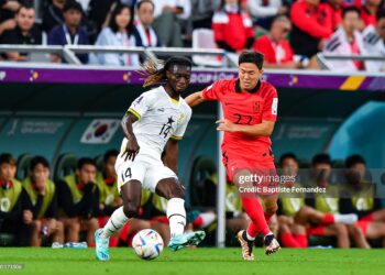 Gideon MENSAH of Ghana and Changhoon KWON of Korea Republic during the FIFA World Cup Qatar 2022, Group H match between South Korea and Ghana at Education City Stadium on November 28, 2022 in Doha, Qatar. (Photo by Baptiste Fernandez/Icon Sport via Getty Images)