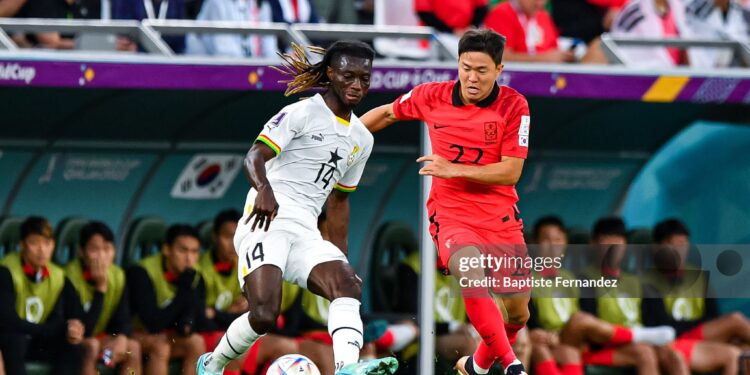Gideon MENSAH of Ghana and Changhoon KWON of Korea Republic during the FIFA World Cup Qatar 2022, Group H match between South Korea and Ghana at Education City Stadium on November 28, 2022 in Doha, Qatar. (Photo by Baptiste Fernandez/Icon Sport via Getty Images)