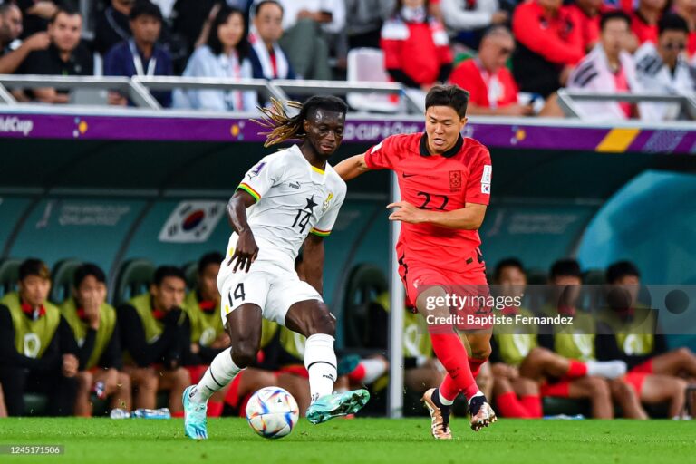 Gideon MENSAH of Ghana and Changhoon KWON of Korea Republic during the FIFA World Cup Qatar 2022, Group H match between South Korea and Ghana at Education City Stadium on November 28, 2022 in Doha, Qatar. (Photo by Baptiste Fernandez/Icon Sport via Getty Images)