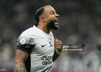 SAO PAULO, BRAZIL - DECEMBER 3: Memphis Depay of Corinthians celebrates after scoring the team´s first goal during the Brasileirao 2024 match between Corinthians and Bahia at Neo Quimica Arena on December 3, 2024 in Sao Paulo, Brazil. (Photo by Ricardo Moreira/Getty Images)