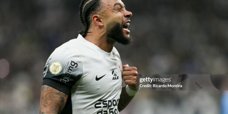 SAO PAULO, BRAZIL - DECEMBER 3: Memphis Depay of Corinthians celebrates after scoring the team´s first goal during the Brasileirao 2024 match between Corinthians and Bahia at Neo Quimica Arena on December 3, 2024 in Sao Paulo, Brazil. (Photo by Ricardo Moreira/Getty Images)