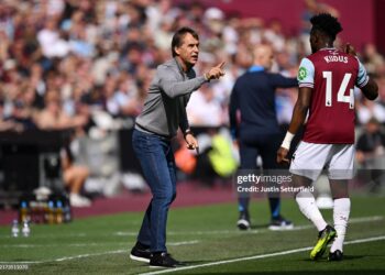LONDON, ENGLAND - SEPTEMBER 21: Julen Lopetegui, Manager of West Ham United, gestures towards Mohammed Kudus of West Ham United during the Premier League match between West Ham United FC and Chelsea FC at London Stadium on September 21, 2024 in London, England. (Photo by Justin Setterfield/Getty Images)