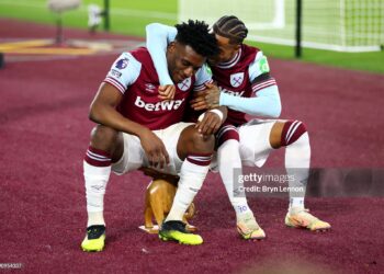 LONDON, ENGLAND - DECEMBER 21: Mohammed Kudus of West Ham United celebrates scoring his team's first goal with teammate Crysencio Summerville during the Premier League match between West Ham United FC and Brighton & Hove Albion FC at London Stadium on December 21, 2024 in London, England. (Photo by Bryn Lennon/Getty Images)