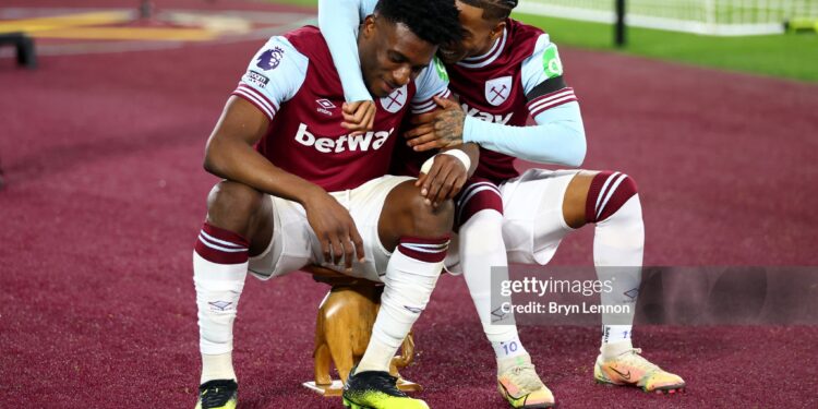 LONDON, ENGLAND - DECEMBER 21: Mohammed Kudus of West Ham United celebrates scoring his team's first goal with teammate Crysencio Summerville during the Premier League match between West Ham United FC and Brighton & Hove Albion FC at London Stadium on December 21, 2024 in London, England. (Photo by Bryn Lennon/Getty Images)